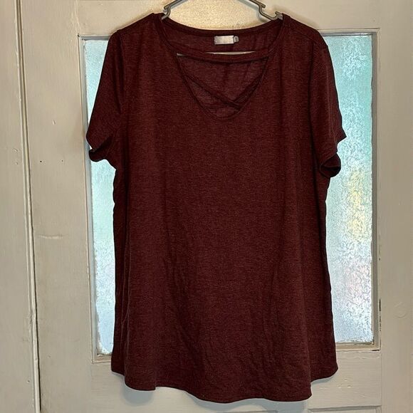 Women’s Burgundy Red Short Sleeve Tshirt with criss cross on chest size XXL - Picture 1 of 8